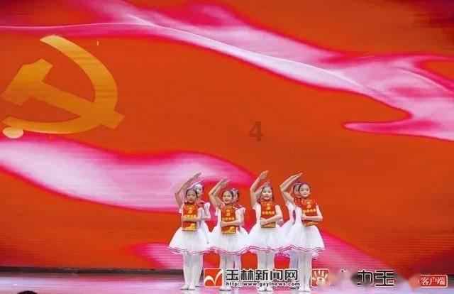 “陀枪师姐”滕丽名晒照感谢老公疼爱,曾与魏骏杰恋爱九年遭抛弃